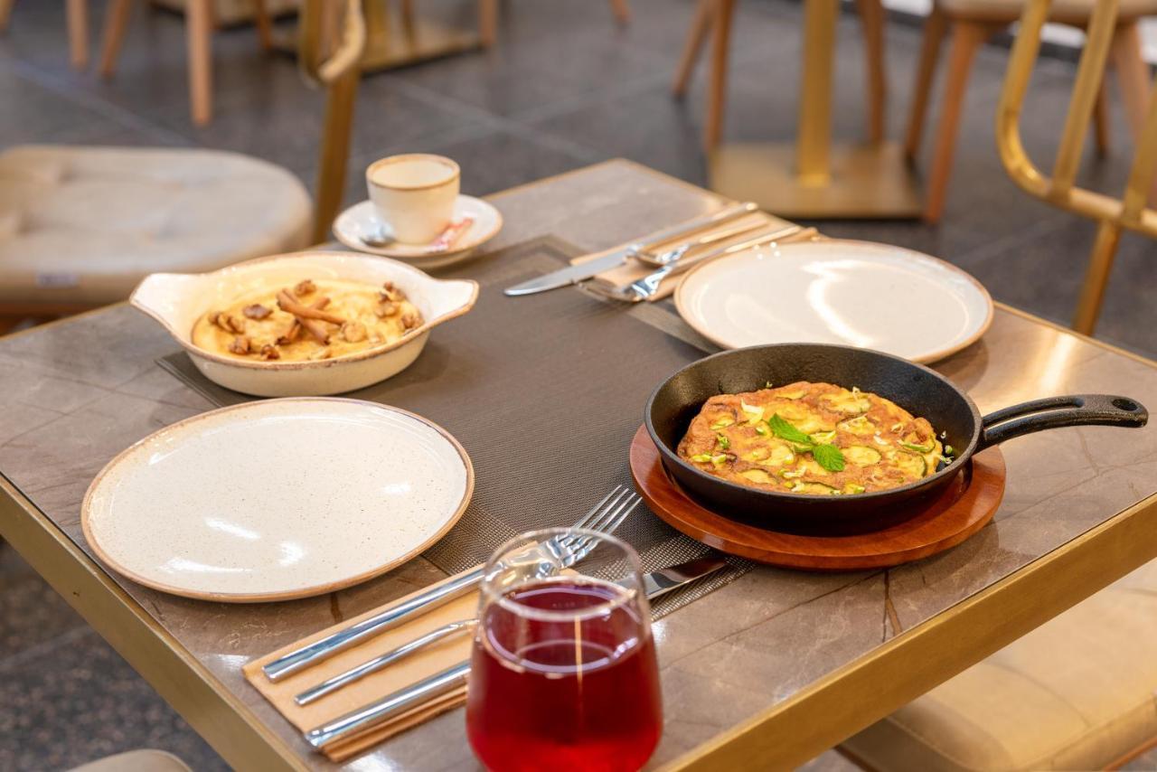 Hellenic Vibes Smart Hotel Athen Exterior foto A meal at the restaurant