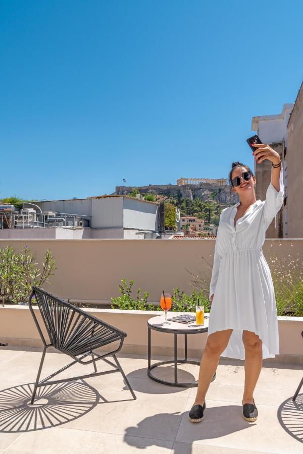 Hellenic Vibes Smart Hotel Athen Exterior foto A woman taking a selfie