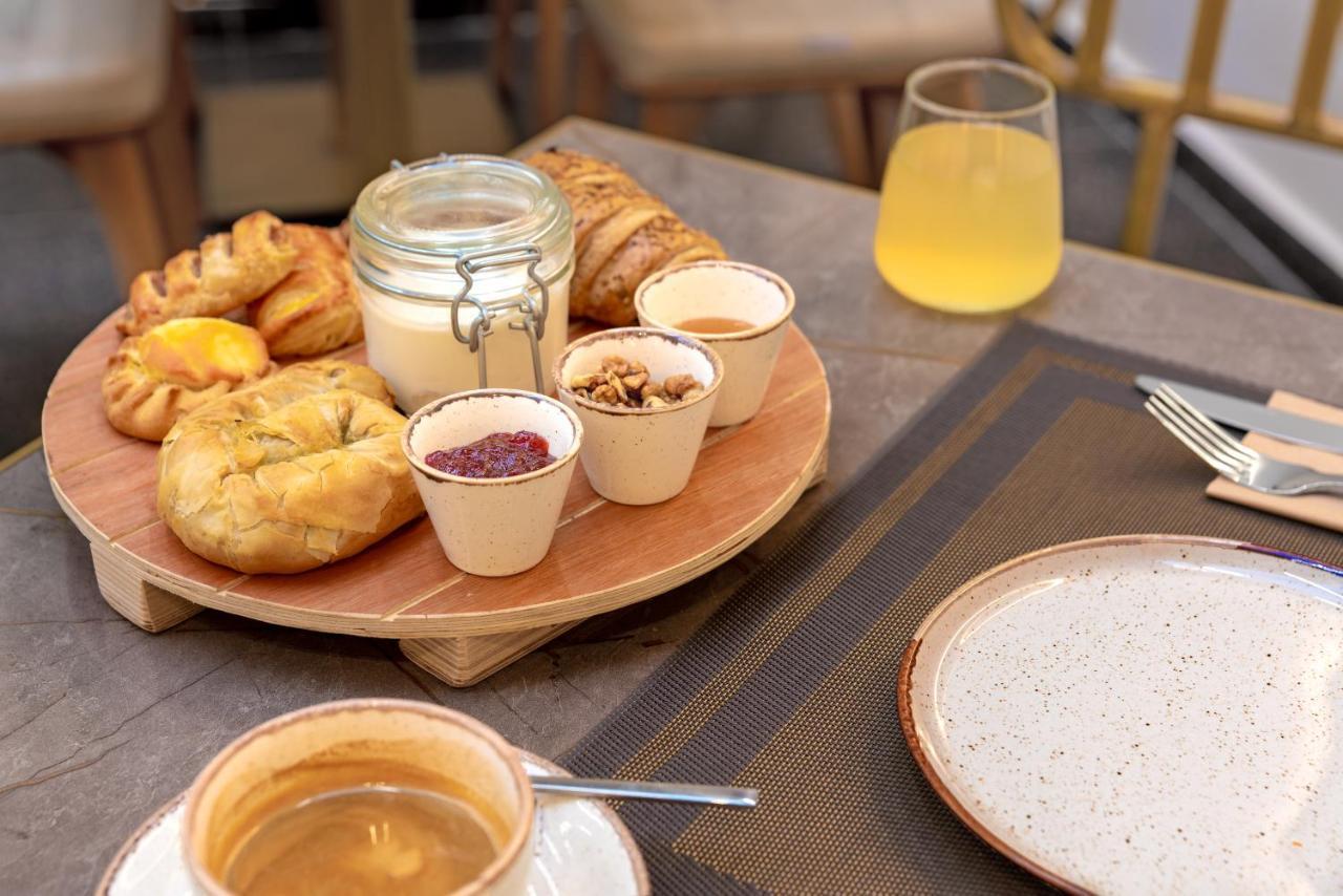 Hellenic Vibes Smart Hotel Athen Exterior foto Breakfast at the hotel