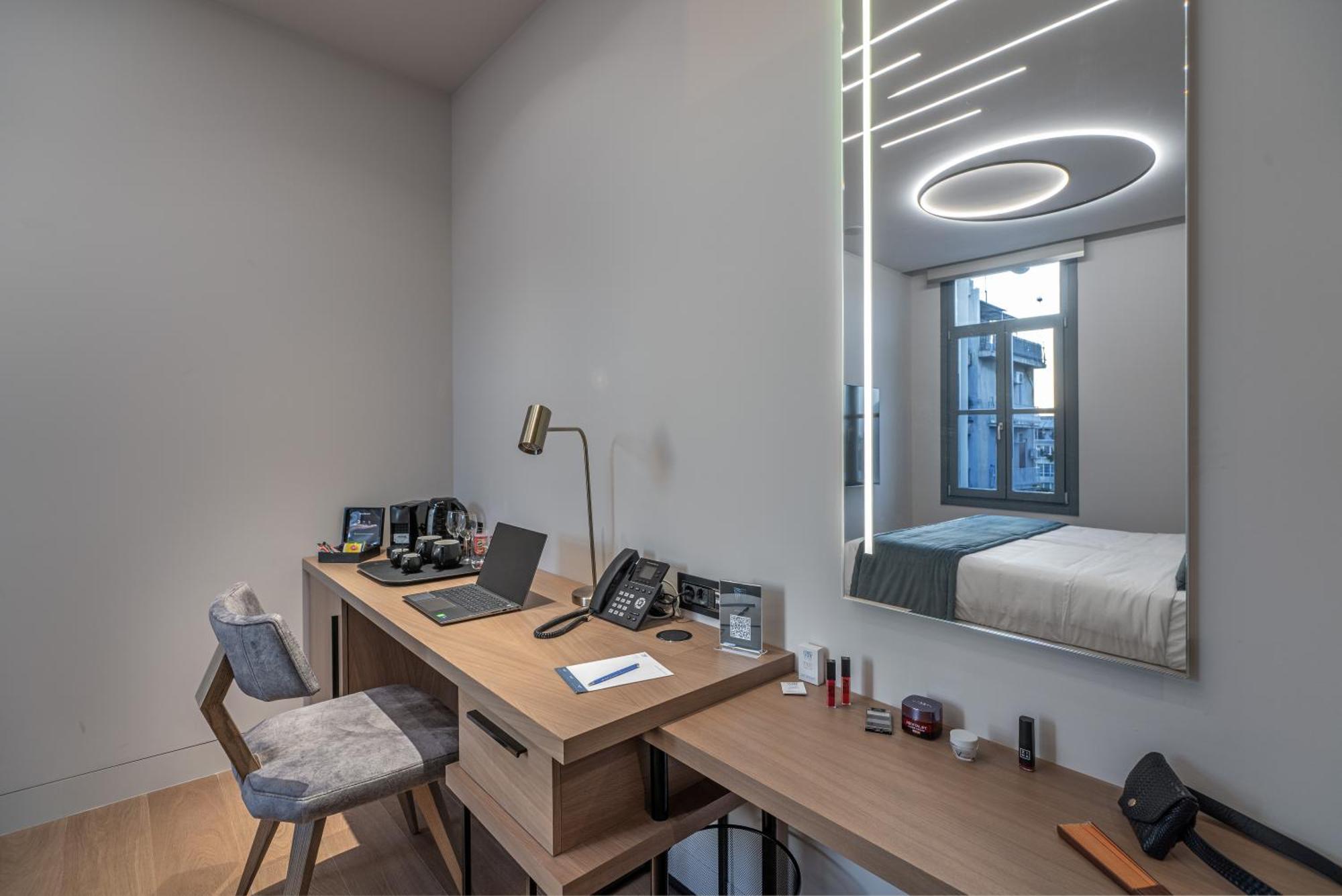 Hellenic Vibes Smart Hotel Athen Exterior foto A room at the hotel